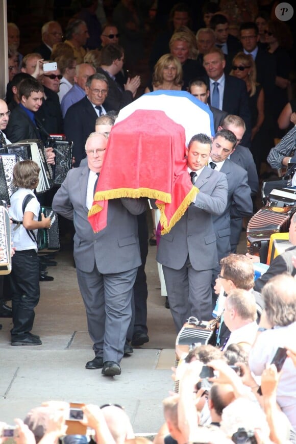 La famille à la sortie de l'église aux obsèques d'André Verchuren à Chantilly le 17 juillet 2013.