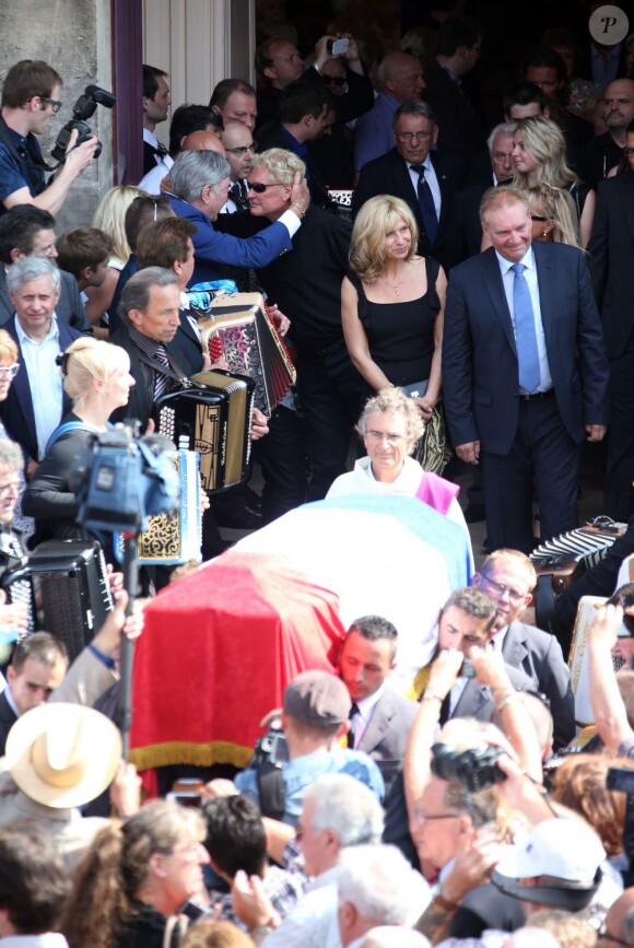 La famille à la sortie de l'èglise où se sont déroulées les obsèques d'André Verchuren à Chantilly le 17 juillet 2013