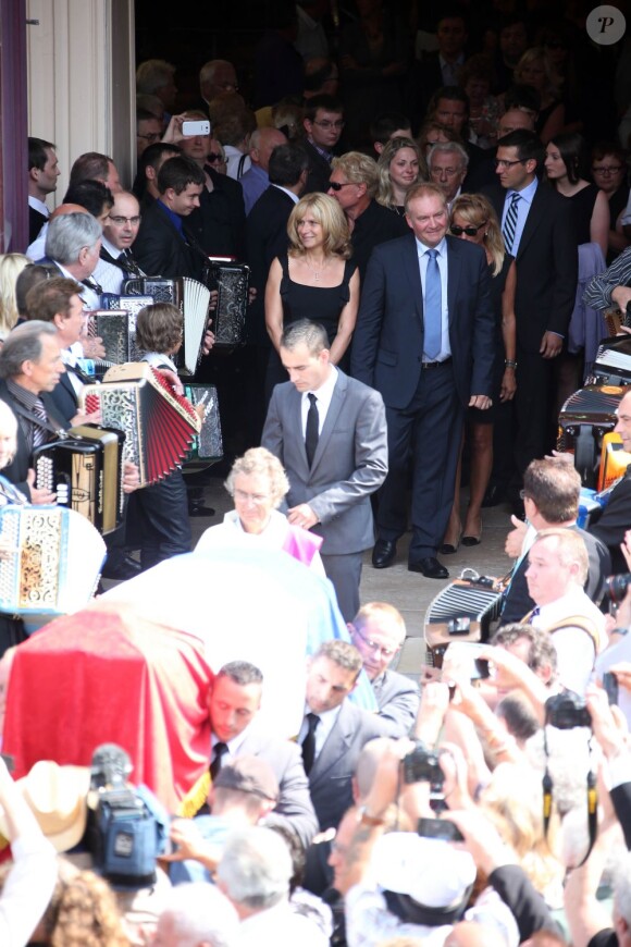 La famille à la sortie de l'èglise où se sont déroulées les obsèques d'André Verchuren à Chantilly le 17 juillet 2013