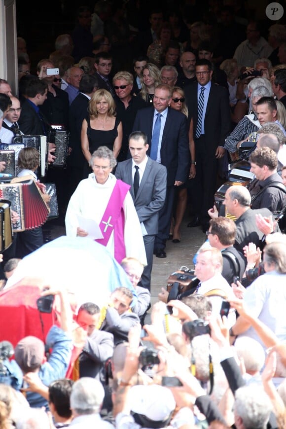 La famille à la sortie de l'èglise où se sont déroulées les obsèques d'André Verchuren à Chantilly le 17 juillet 2013