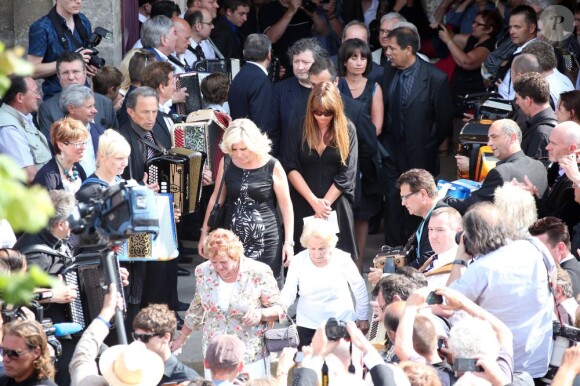 La famille à la sortie de l'èglise où se sont déroulées les obsèques d'André Verchuren à Chantilly le 17 juillet 2013