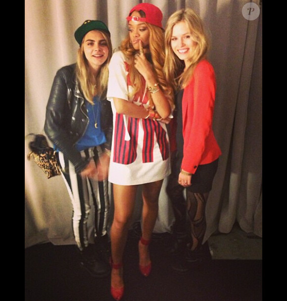 Rihanna pose avec ses copines Cara Delevingne et Georgia May Jagger sur Instagram.