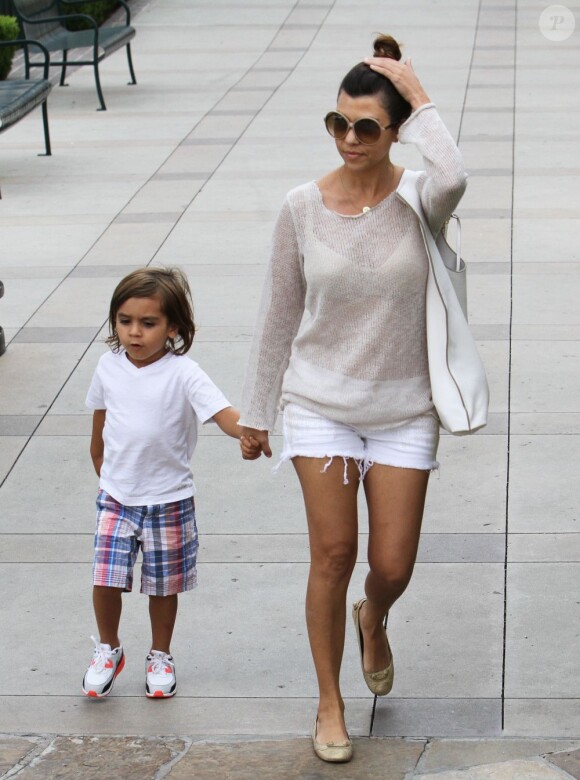 Kourtney Kardashian et son fils Mason vont voir un film au cinéma à Calabasas, le 2 juillet 2013.
