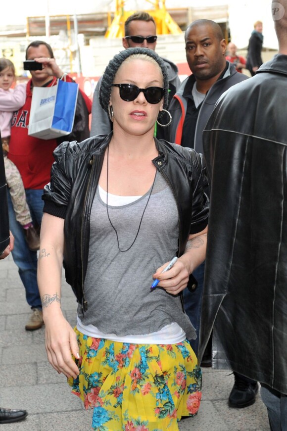 La chanteuse Pink quitte son hôtel en compagnie de sa fille Willow à Berlin. Le 3 mai 2013.