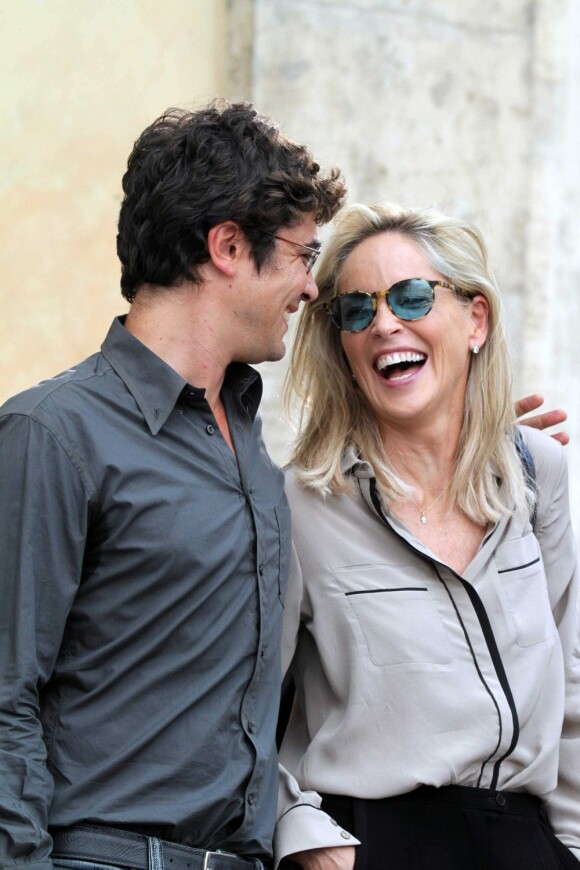 Sharon Stone en toute complicité avec Riccardo Scamarcio sur le premier jour de tournage du film Un ragazzo d'oro à Rome, le 18 juillet 2013.