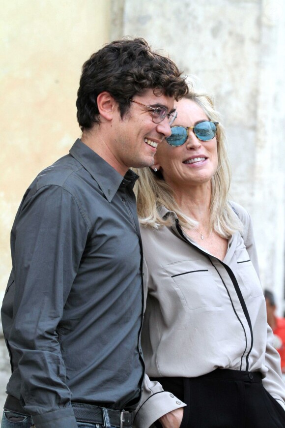 Sharon Stone pose avec Riccardo Scamarcio sur le premier jour de tournage du film Un ragazzo d'oro à Rome, le 18 juillet 2013.
