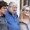Sharon Stone au côté du réalisateur Pupi Avati et Riccardo Scamarcio pendant le premier jour de tournage du film Un ragazzo d'oro à Rome, le 18 juillet 2013.