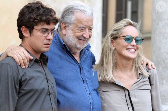 Sharon Stone au côté du réalisateur Pupi Avati et Riccardo Scamarcio pendant le premier jour de tournage du film Un ragazzo d'oro à Rome, le 18 juillet 2013.
