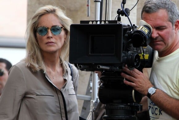Sharon Stone attentive sur le tournage du film Un ragazzo d'oro à Rome, le 18 juillet 2013.