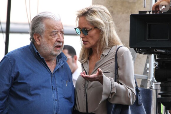 Sharon Stone en discussion avec Pupi Avati sur le tournage du film Un ragazzo d'oro à Rome, le 18 juillet 2013.