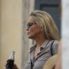 Sharon Stone se rafraîchit sur le tournage du film Un ragazzo d'oro à Rome, le 18 juillet 2013.