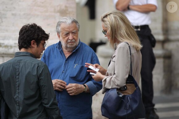 Sharon Stone, Pupi Avati et Riccardo Scamarcio en discussion sur le tournage du film Un ragazzo d'oro à Rome, le 18 juillet 2013.