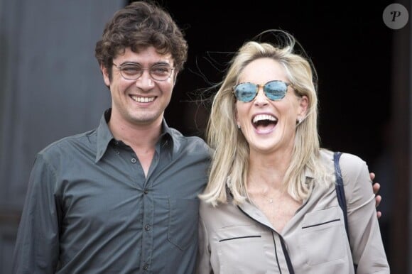 Sharon Stone s'éclate avec Riccardo Scamarcio sur le tournage du film Un ragazzo d'oro à Rome, le 18 juillet 2013.