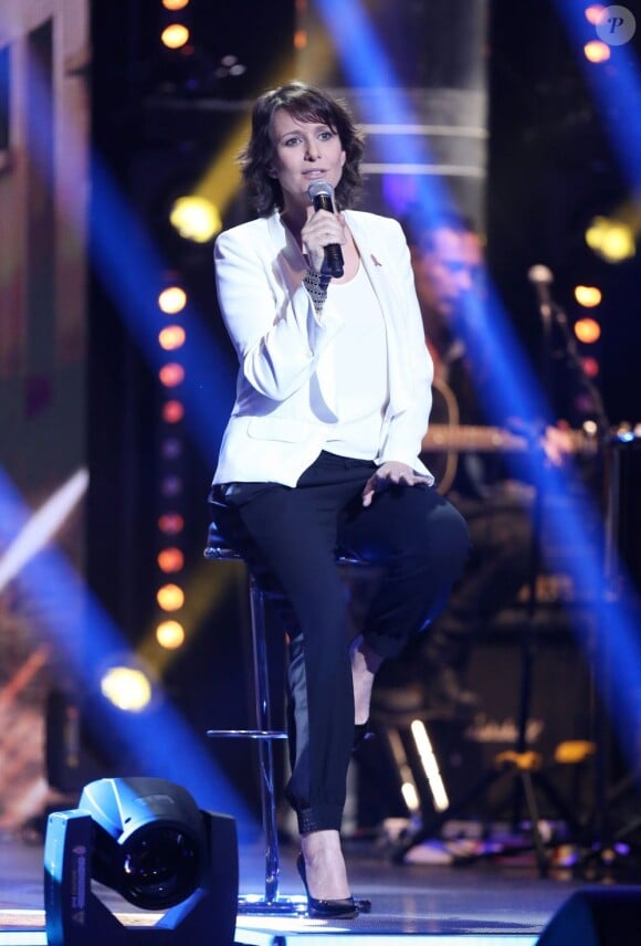 Exclusif - Carole Rousseau enceinte sur le plateau de l'émission "Toute la télé chante pour le Sidaction" à Paris le 21 mars 2013