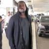 Agacé, Kanye West a été aperçu en train de s'en prendre violemment à un photographe à la sortie de l'aéroport LAX de Los Angeles, le 19 juillet 2013.