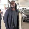 Agacé, Kanye West a été aperçu en train de s'en prendre violemment à un photographe à la sortie de l'aéroport LAX de Los Angeles, le 19 juillet 2013.