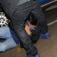 Kanye West se bagarre avec un photographe à son arrivée à l'aéroport LAX de Los Angeles, le 19 juillet 2013.