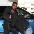 Kanye West a agressé un photographe à son arrivée à l'aéroport LAX de Los Angeles, le 19 juillet 2013.