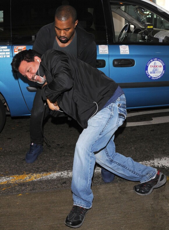 Kanye West a attaqué un photoghraphe à son arrivée à l'aéroport LAX de Los Angeles, le 19 juillet 2013.
