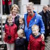 Le futur roi de Belgique, Philippe, et la princesse Mathilde posent avec leurs quatre enfants - Emmanuel, Elisabeth, Gabriel et Eleonore - à Bruxelles le 6 mai 2013. 
