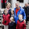  Le futur roi de Belgique, Philippe, et la princesse Mathilde posent avec leurs quatre enfants - Emmanuel, Elisabeth, Gabriel et Eleonore - à Bruxelles le 6 mai 2013.  