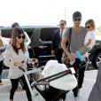 Kourtney Kardashian et Scott Disick avec leurs enfants Mason et Penelope à l'aéroport LAX de Los Angeles, le 19 juillet 2013.