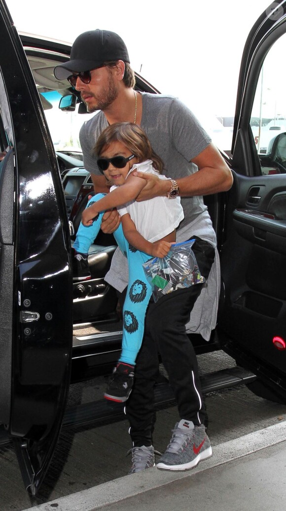 Kourtney Kardashian en famille à l'aéroport LAX de Los Angeles, le 19 juillet 2013.