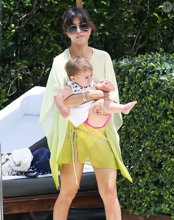 Kourtney Kardashian se relaxe en famille avec son fiancé Scott Disick et leurs enfants Mason et Penelope au bord d'une piscine à Miami, le 20 juillet 2013.