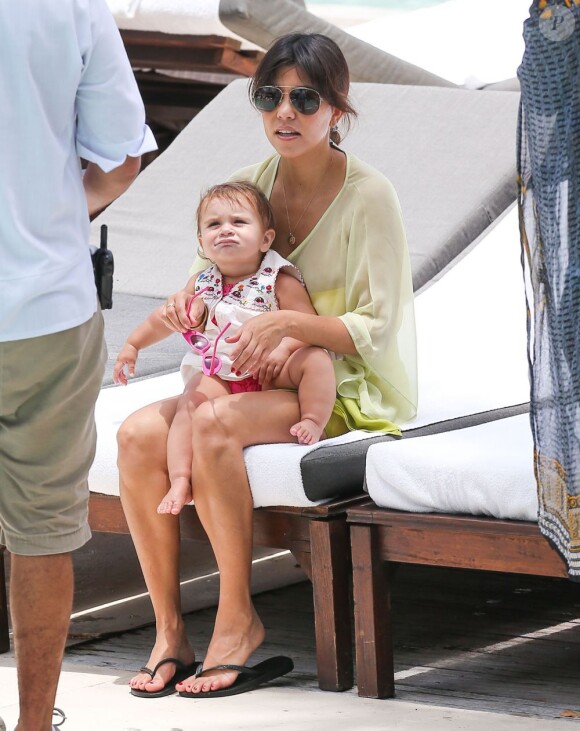 Kourtney Kardashian se relaxe avec son fiance Scott Disick et leurs enfants Mason et Penelope à Miami, le 20 juillet 2013.