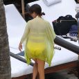 Kourtney Kardashian se relaxe avec son fiancé Scott Disick et leurs enfants Mason et Penelope au bord d'une piscine à Miami, le 20 juillet 2013.