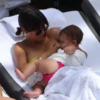 Kourtney Kardashian : Entourée des siens, elle allaite sa fille à la piscine