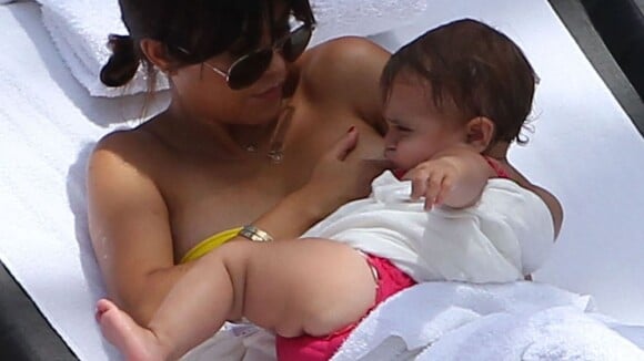 Kourtney Kardashian : Entourée des siens, elle allaite sa fille à la piscine