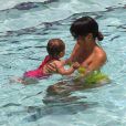 Kourtney Kardashian savec sa fille Penelope dans une piscine à Miami, le 20 juillet 2013.