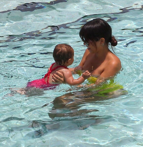 Kourtney Kardashian savec sa fille Penelope dans une piscine à Miami, le 20 juillet 2013.