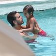 Scott Disick et son fils Mason au bord d'une piscine à Miami, le 20 juillet 2013.