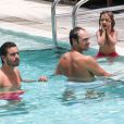 Kourtney Kardashian avec son fiancé Scott Disick et ses enfants Mason et Penelope au bord d'une piscine à Miami, le 20 juillet 2013.