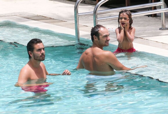 Kourtney Kardashian avec son fiancé Scott Disick et ses enfants Mason et Penelope au bord d'une piscine à Miami, le 20 juillet 2013.