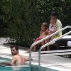 Kourtney Kardashian se relaxe avec son fiancé Scott Disick et leurs enfants Mason et Penelope au bord d'une piscine à Miami, le 20 juillet 2013.