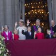 La reine Fabiola, le roi Albert II, la reine Paola, le roi Philippe, la reine Mathilde de Belgique et leurs enfants, la princesse Eleonore, le prince Gabriel, la princesse héritière Elisabeth et le prince Emmanuel au balcon du palais royal après la prestation de serment de Philippe à Bruxelles, le 21 juillet 2013.