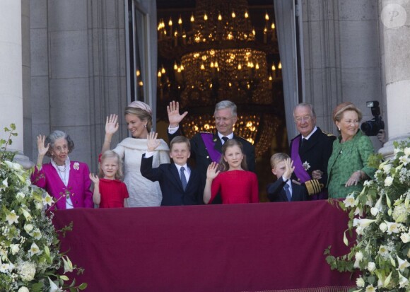 La reine Fabiola, le roi Albert II, la reine Paola, le roi Philippe, la reine Mathilde de Belgique et leurs enfants, la princesse Eleonore, le prince Gabriel, la princesse héritière Elisabeth et le prince Emmanuel au balcon du palais royal après la prestation de serment de Philippe à Bruxelles, le 21 juillet 2013.