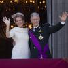 Le roi Philippe et la reine Mathilde de Belgique acclamés au balcon du palais royal après la prestation de serment de Philippe à Bruxelles, le 21 juillet 2013.