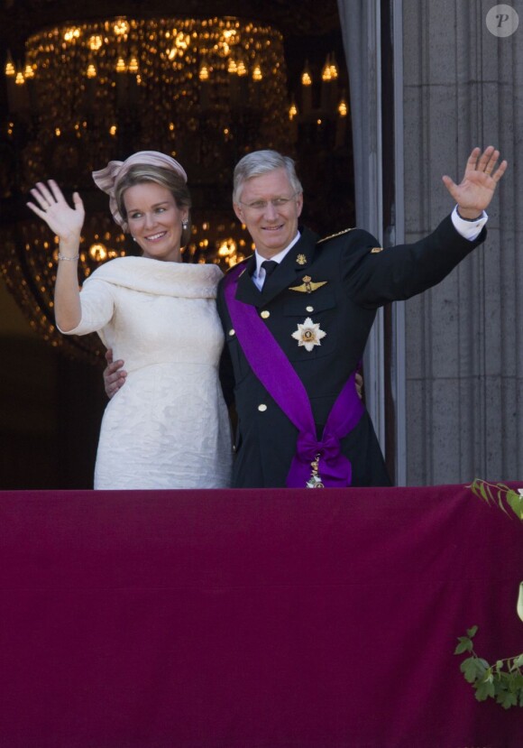 Le roi Philippe et la reine Mathilde de Belgique acclamés au balcon du palais royal après la prestation de serment de Philippe à Bruxelles, le 21 juillet 2013.