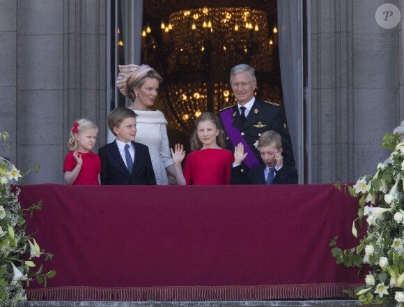 Le roi Philippe, la reine Mathilde de Belgique et leurs enfants, la princesse Eleonore, le prince Gabriel, la princesse héritière Elisabeth et le prince Emmanuel au balcon du palais royal après la prestation de serment de Philippe à Bruxelles, le 21 juillet 2013.
