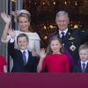 La famille royale entoure le nouveau roi Philippe et la reine Mathilde au balcon du palais royal après la prestation de serment de Philippe à Bruxelles, le 21 juillet 2013.