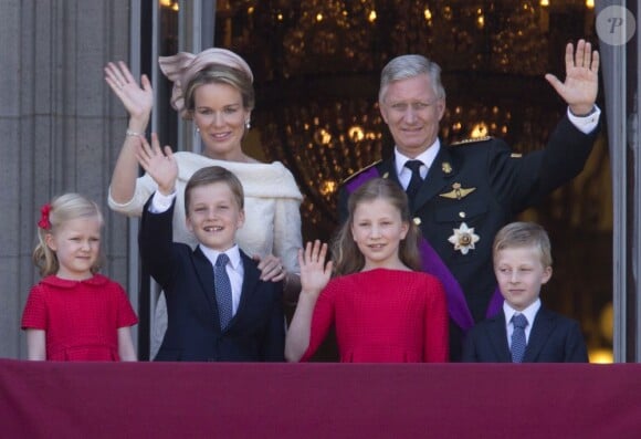 La famille royale entoure le nouveau roi Philippe et la reine Mathilde au balcon du palais royal après la prestation de serment de Philippe à Bruxelles, le 21 juillet 2013.