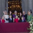  La famille royale entoure le nouveau roi Philippe et la reine Mathilde au balcon du palais royal après la prestation de serment de Philippe à Bruxelles, le 21 juillet 2013. 