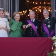  La famille royale entoure le nouveau roi Philippe et la reine Mathilde au balcon du palais royal après la prestation de serment de Philippe à Bruxelles, le 21 juillet 2013. 