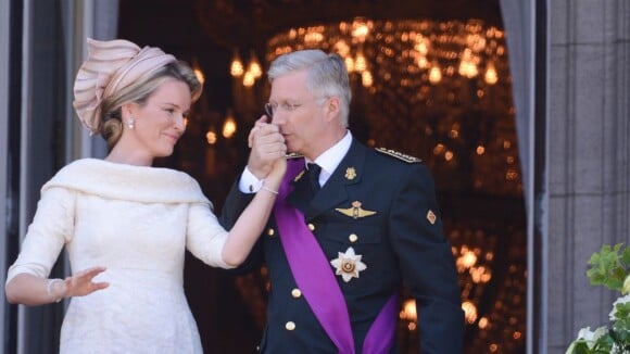 Philippe et Mathilde de Belgique : Le roi et la reine acclamés au balcon