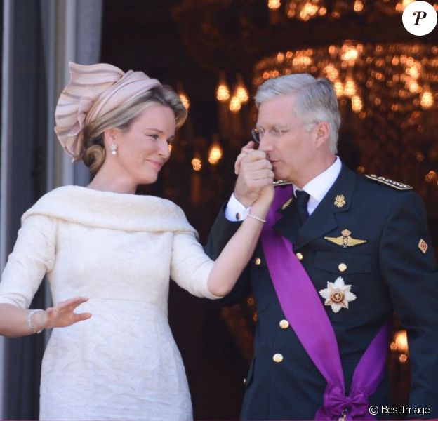 Le roi Philippe et la reine Mathilde de Belgique se présente au balcon du palais royal après la prestation de serment de Philippe à Bruxelles, le 21 juillet 2013.