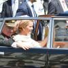 Le roi Philippe et la reine Mathilde de Belgique à bord d'une Mercedes 600 décapotable munie de la plaque d'immatriculation "1", réservée au souverain belge, à Bruxelles, le 21 juillet 2013.
